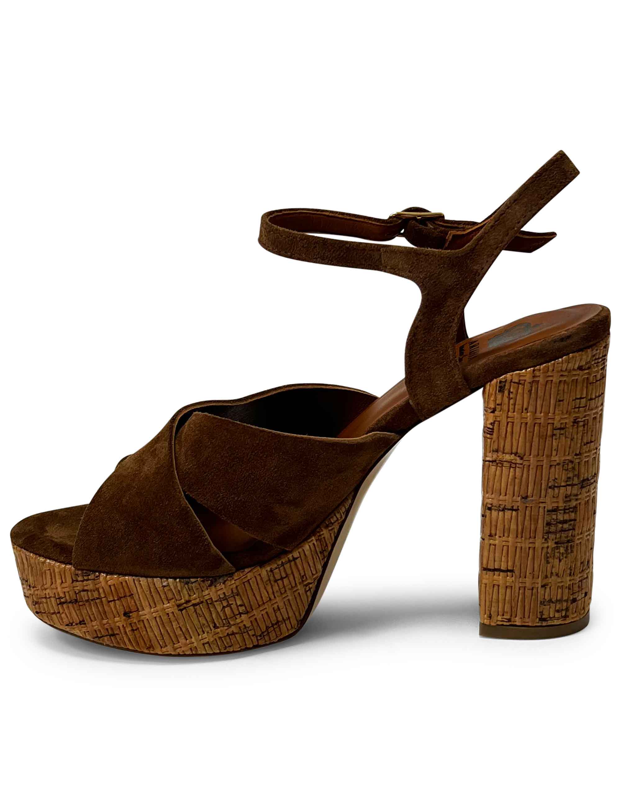 Sandale en croûte de cuir à talon compensé en osier DS2685